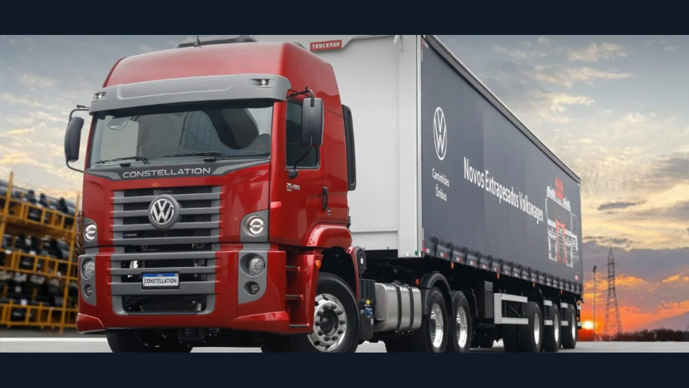 Volkswagen Constellation rojo con semirremolque, en una imagen oficial de la marca