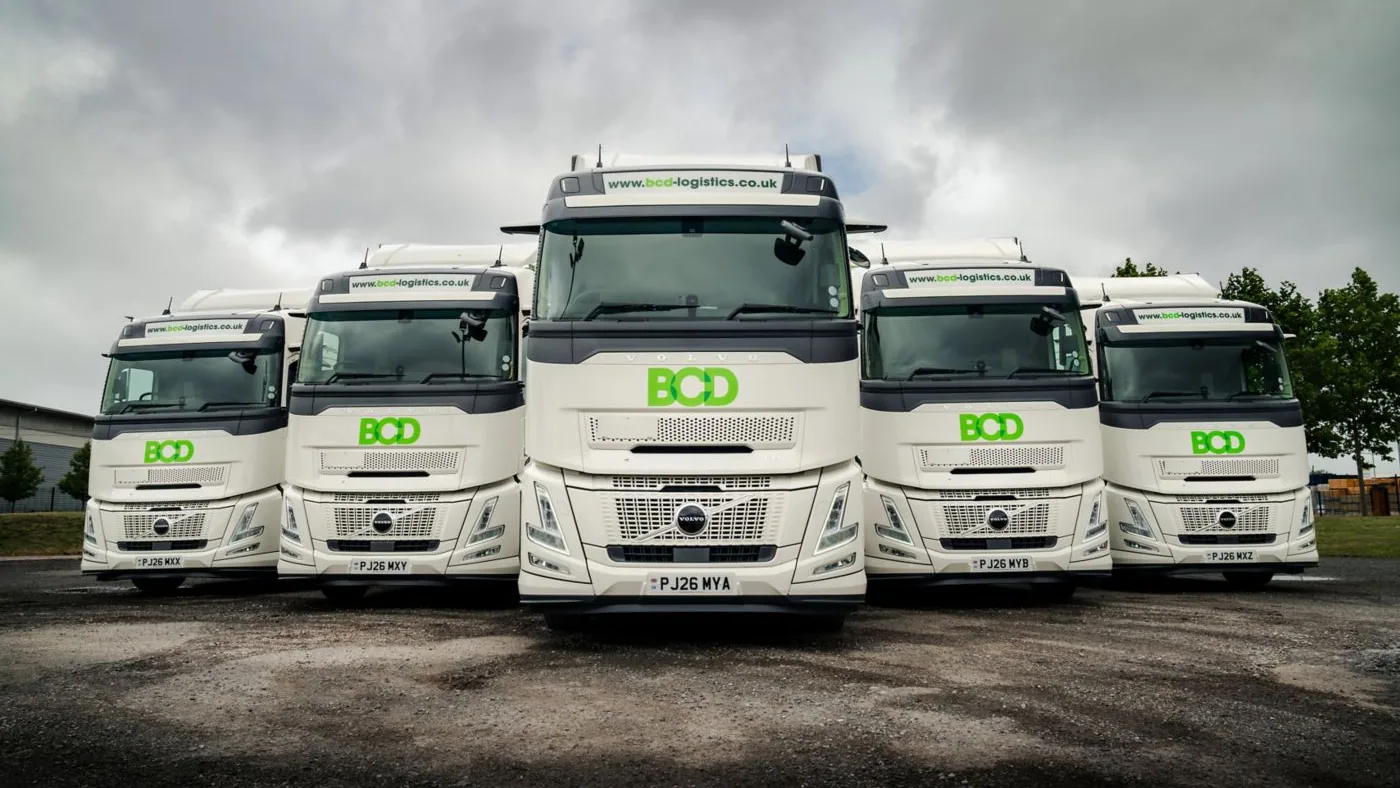 Cinco Volvo FH Aero blancos con identificación verde de BCD Logistics