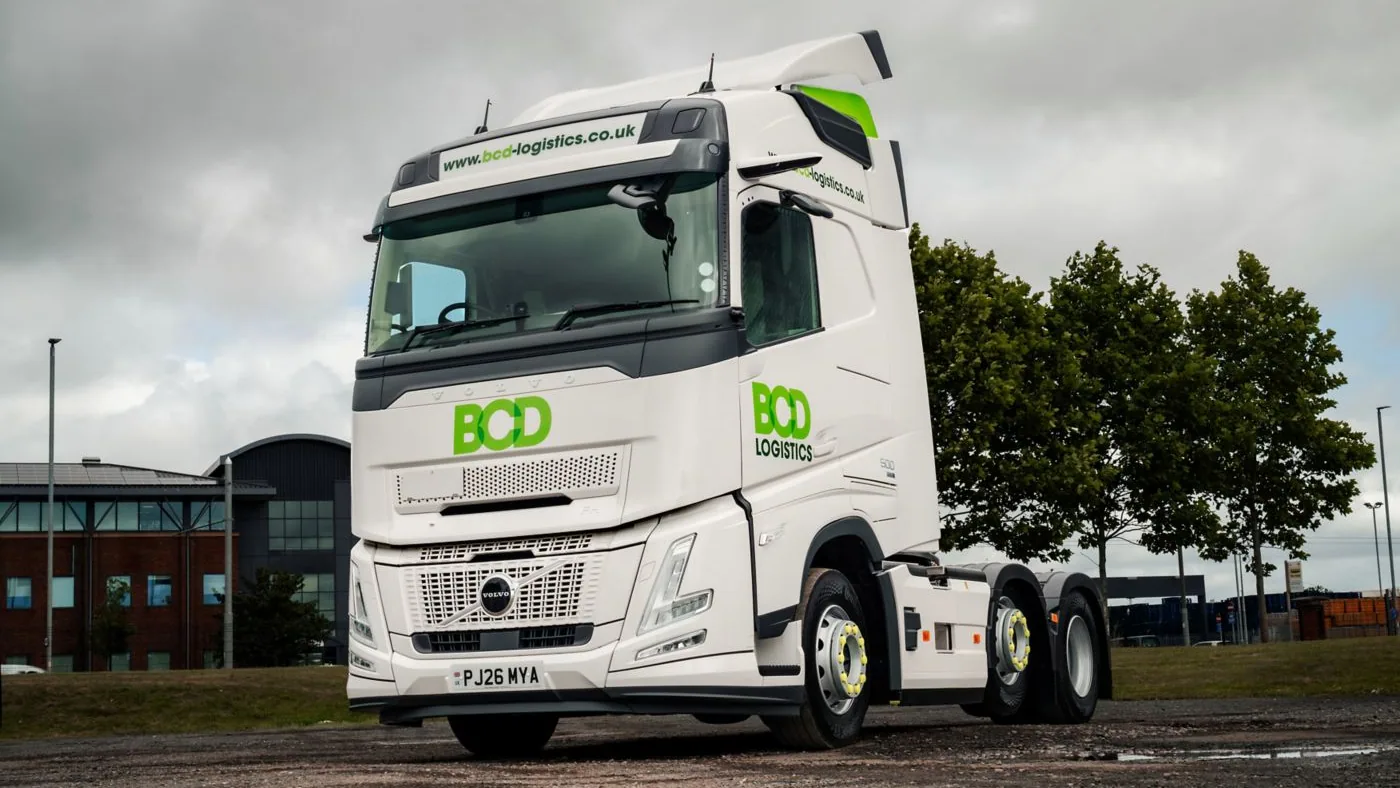 Volvo FH Aero de BCD Logistics visto de frente y de costado