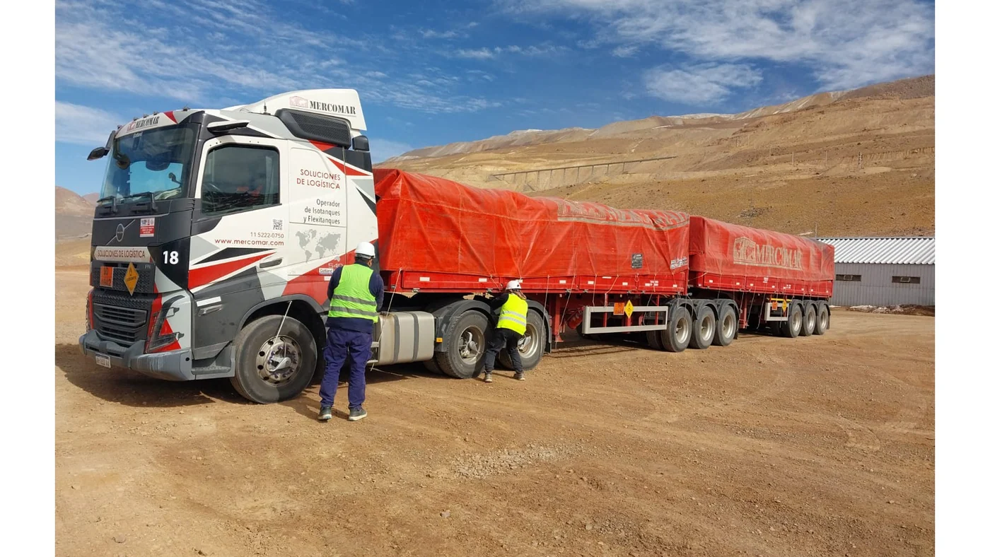 Volvo FH 540 con dos semirremolques en la cordillera argentina