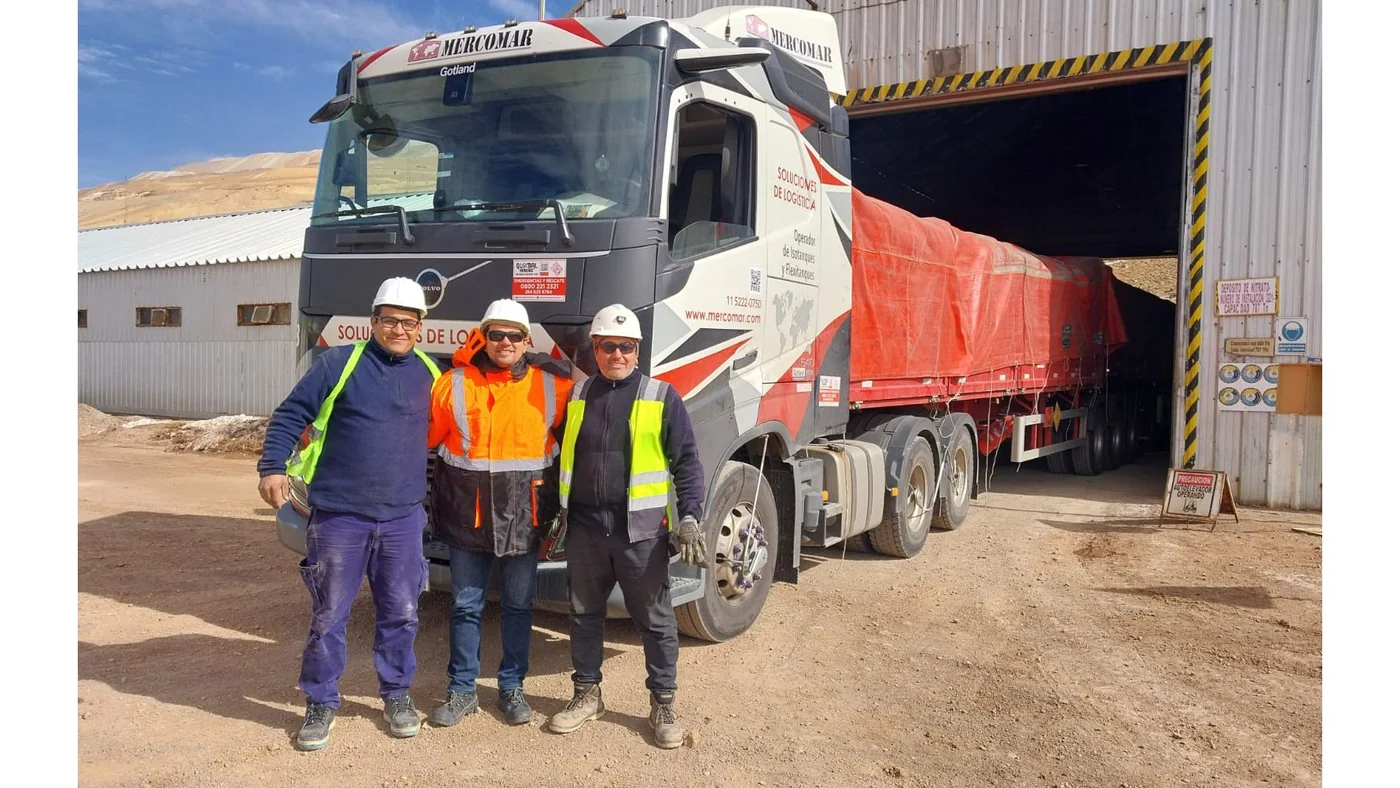 Equipo técnico junto al Volvo FH 540 utilizado en la prueba de montaña
