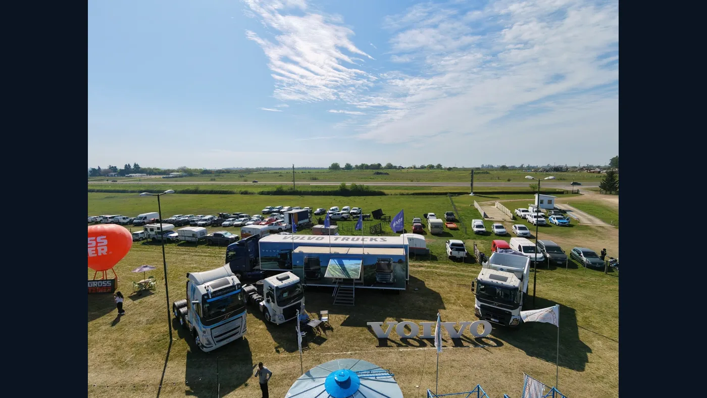 Tres camiones Volvo expuestos por Mamprin y Scévola en la Expo Rural de Concepción del Uruguay de 2026