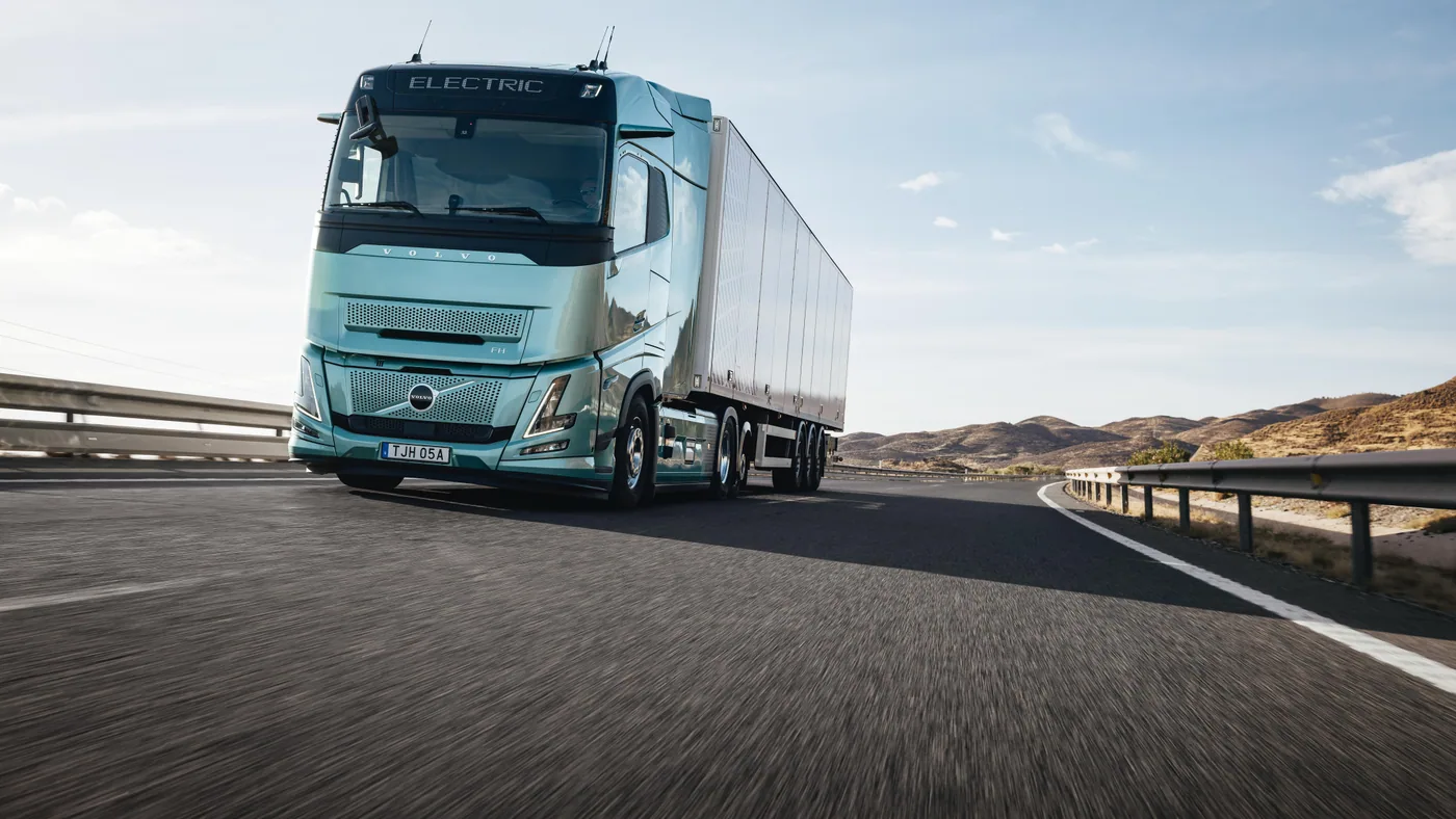 Volvo FH Aero Electric de autonomía extendida circulando con semirremolque
