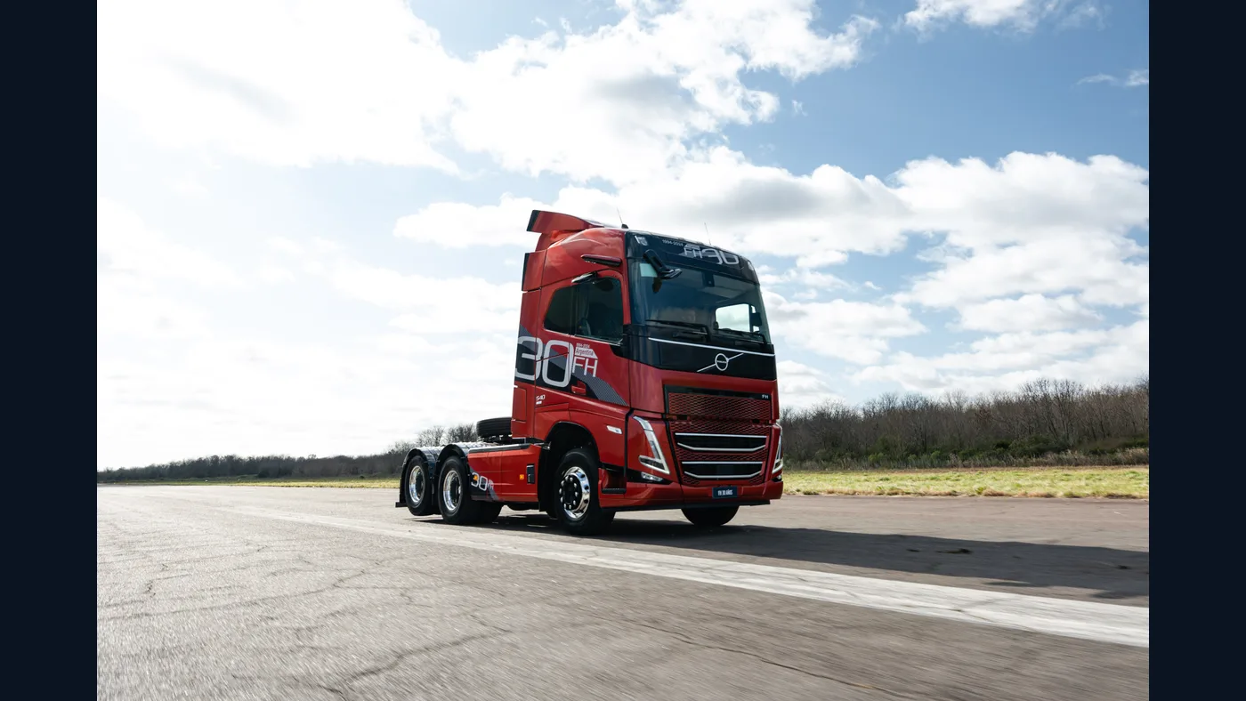 Volvo FH rojo edición 30 años de Argentina fotografiado sobre una pista
