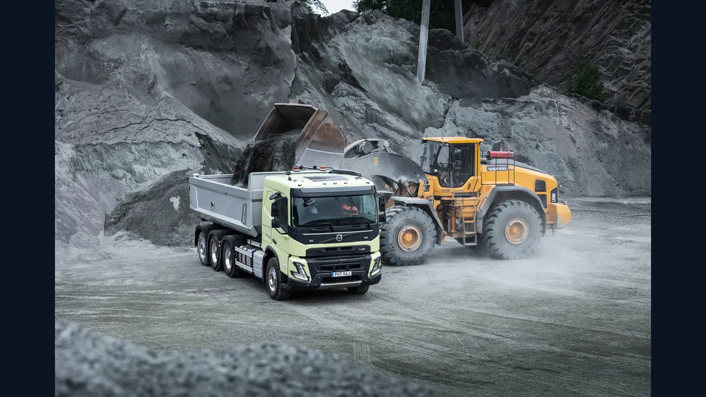Camión Volvo FMX de obra siendo cargado por una pala en una cantera