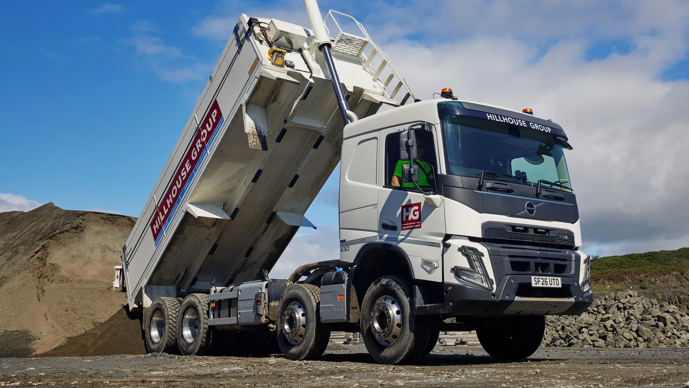 Volvo FMX 8x4 descargando material en una cantera