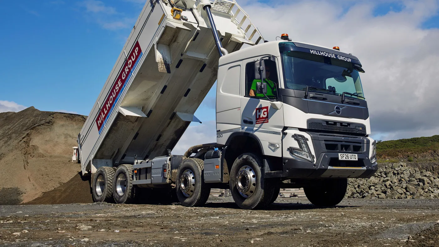 Detalle del Volvo FMX 8x4 y su volcador elevado