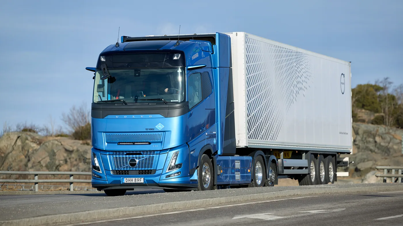 Camión Volvo de ensayo de hidrógeno con semirremolque