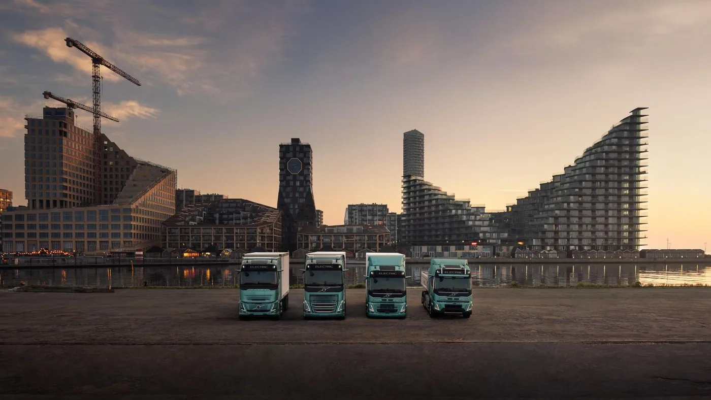 Gama de cuatro camiones Volvo eléctricos frente a edificios urbanos