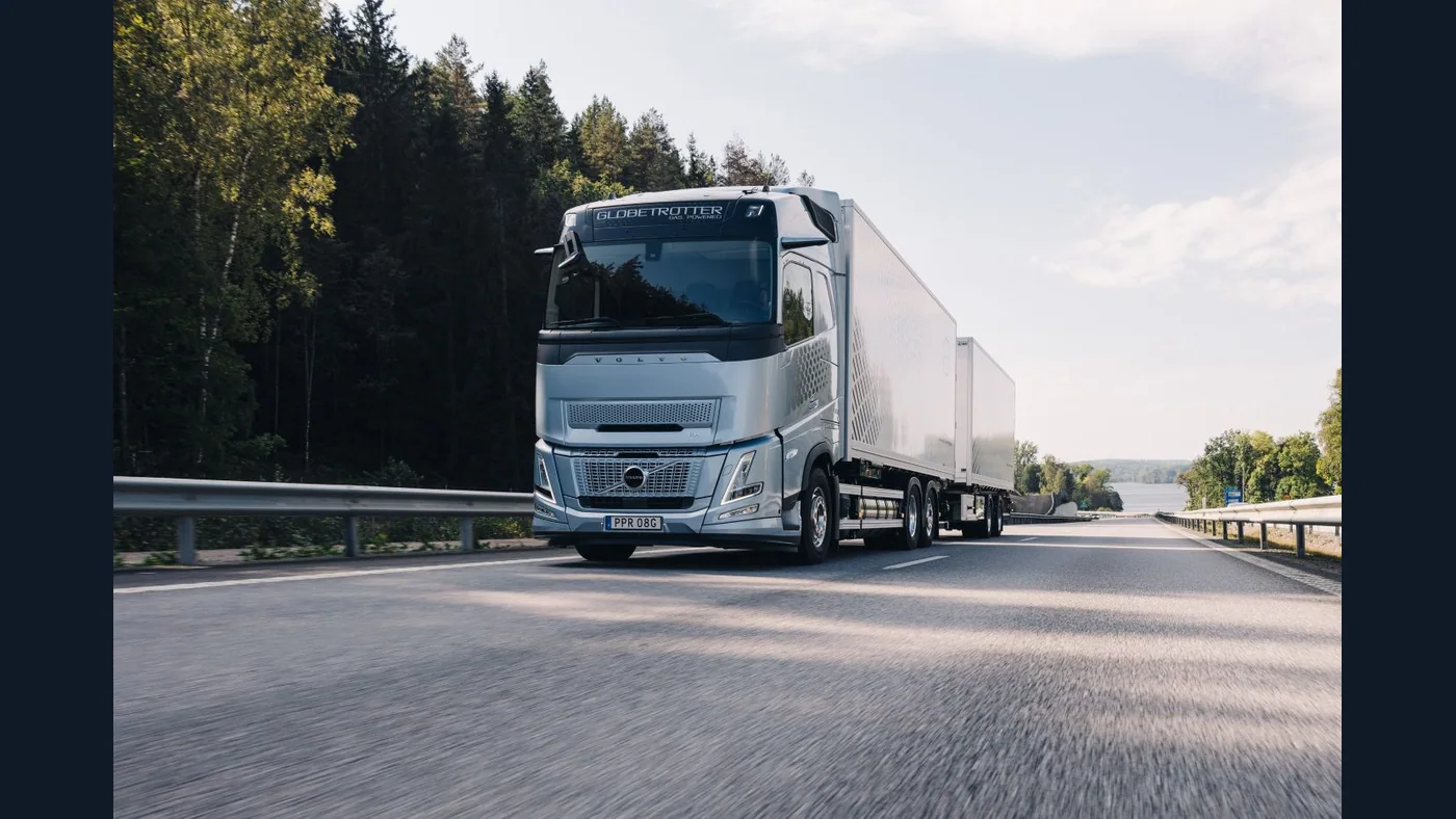 Volvo FH Aero a gas circulando por una carretera con un conjunto de carga