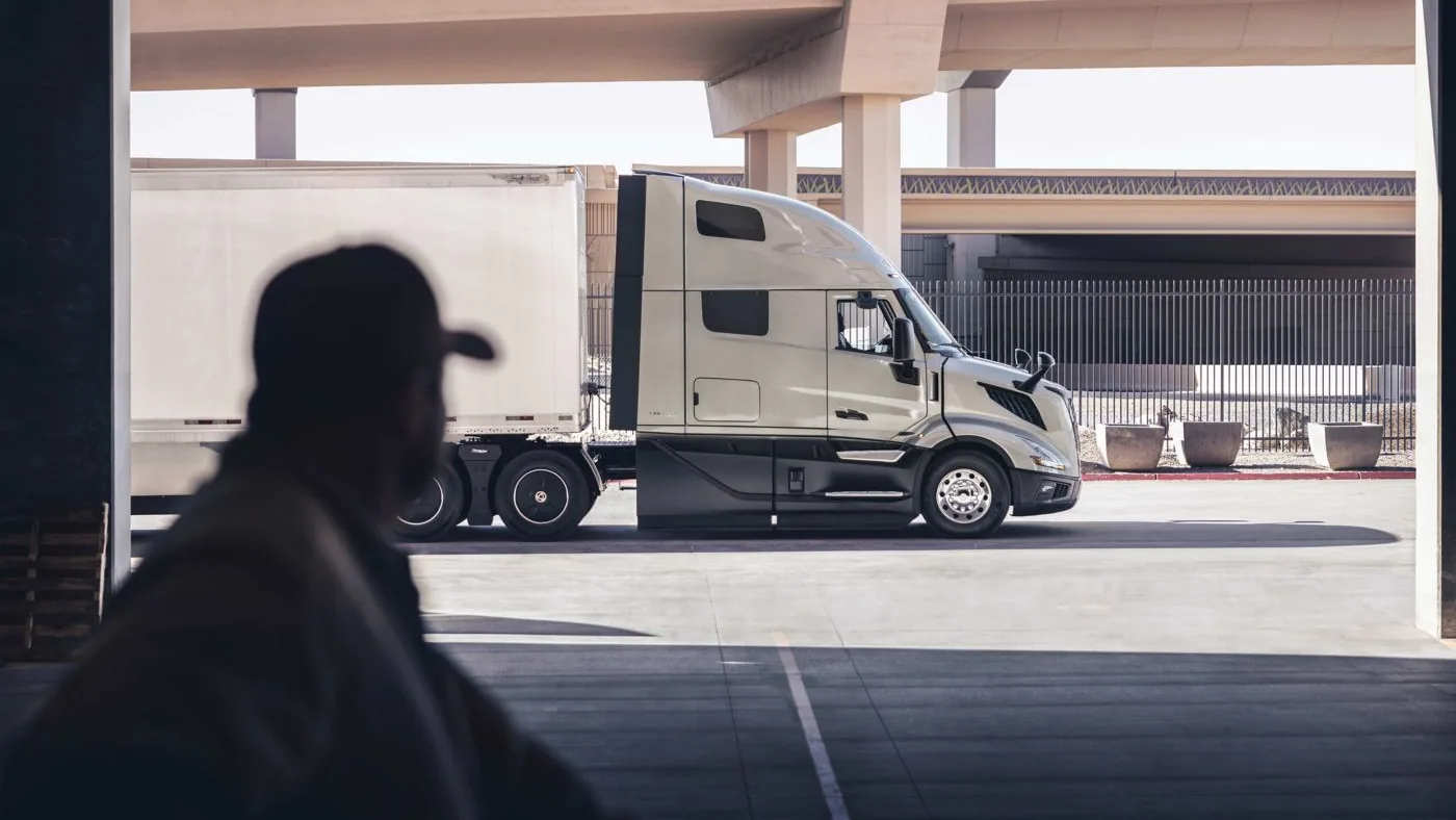 Volvo VNL estacionado visto desde una instalación con una persona en primer plano
