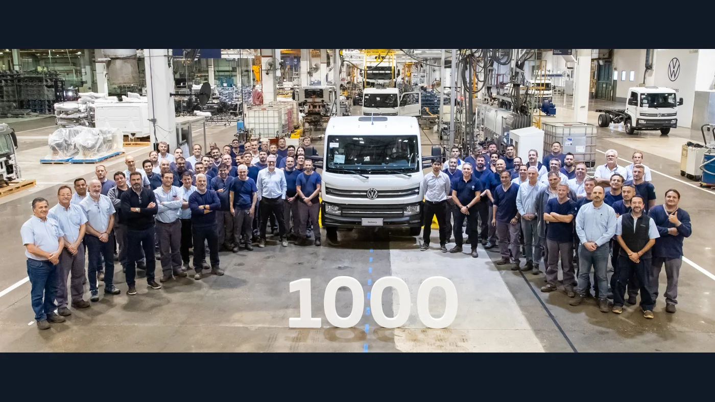 Trabajadores de Volkswagen en Córdoba junto a un Delivery durante la celebración de mil camiones y buses producidos