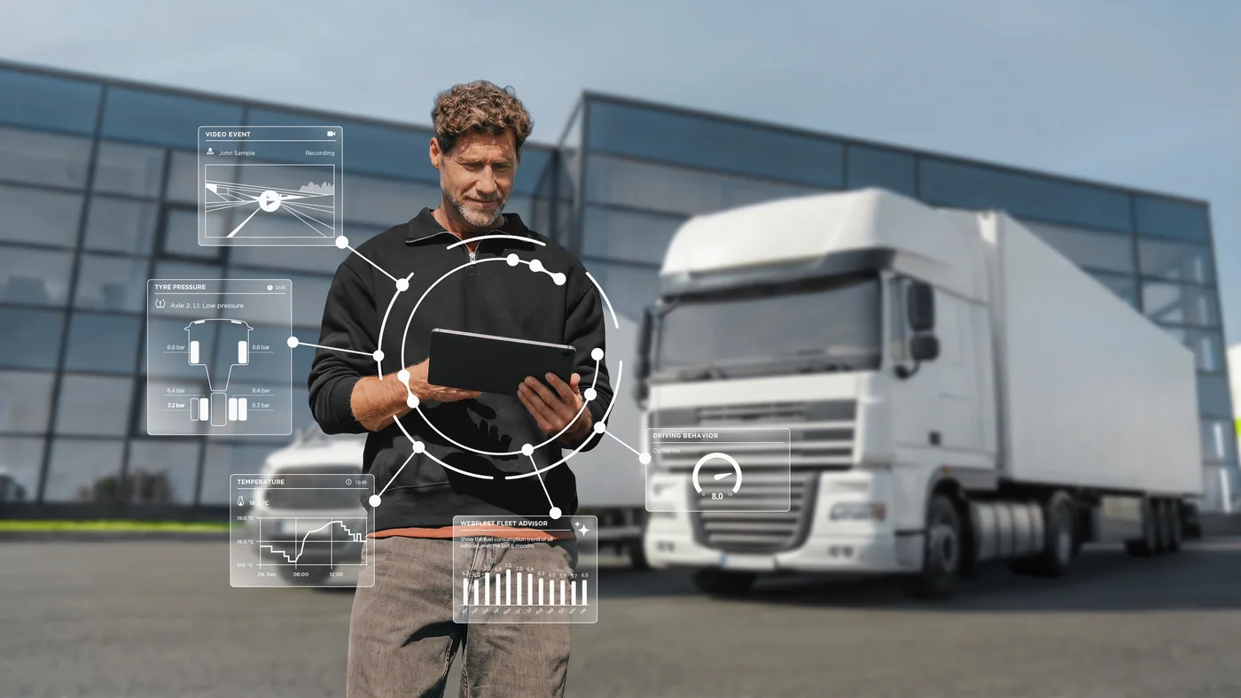 Responsable de flota con una tableta frente a un camión en la campaña de Webfleet para IAA 2026