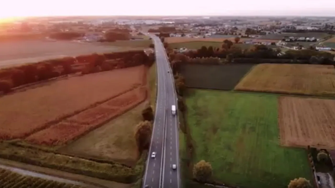Vista aérea de camiones circulando por una ruta