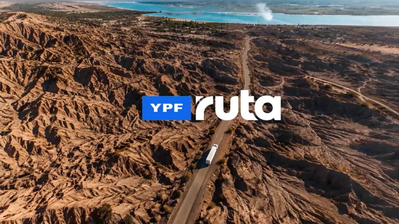 Camión en una ruta argentina junto a la identidad de YPF Ruta