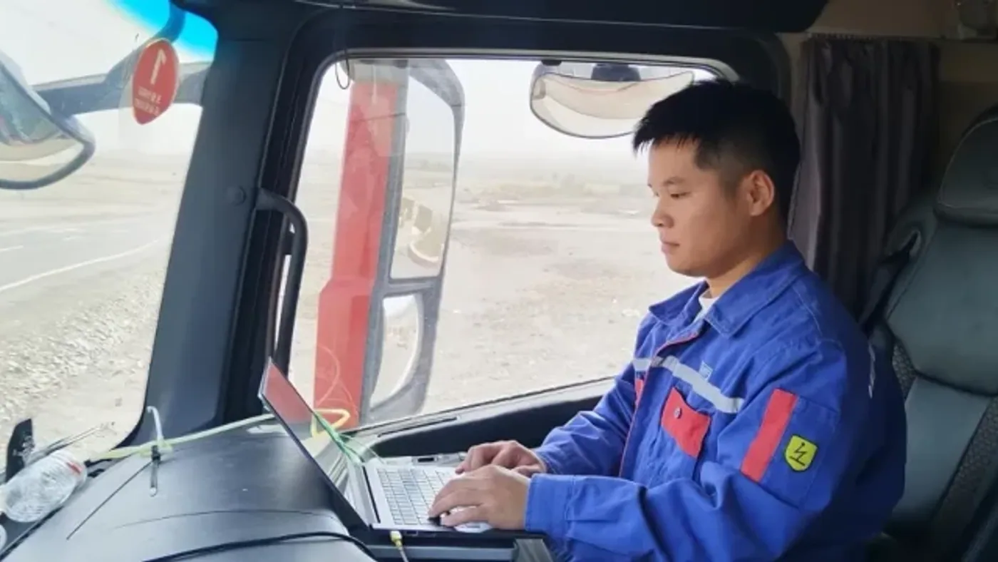 Ingeniero de Yuchai controlando datos desde la cabina durante los ensayos en Turpan
