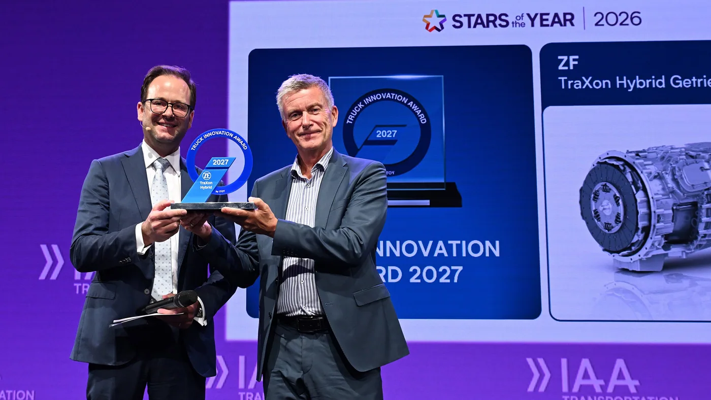 Representantes del jurado y de ZF sostienen el premio de innovación en la ceremonia