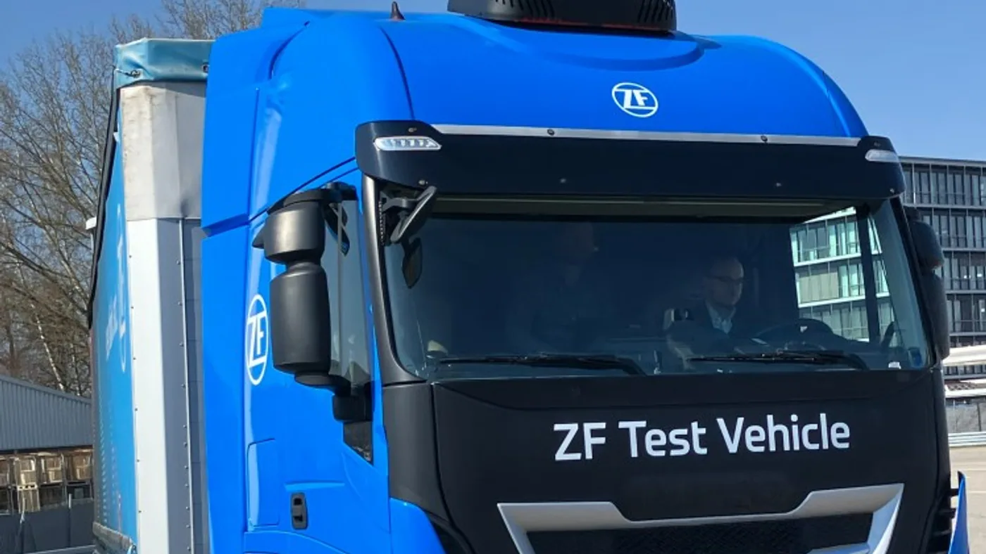 Camión azul identificado como ZF Test Vehicle en las pruebas de la transmisión